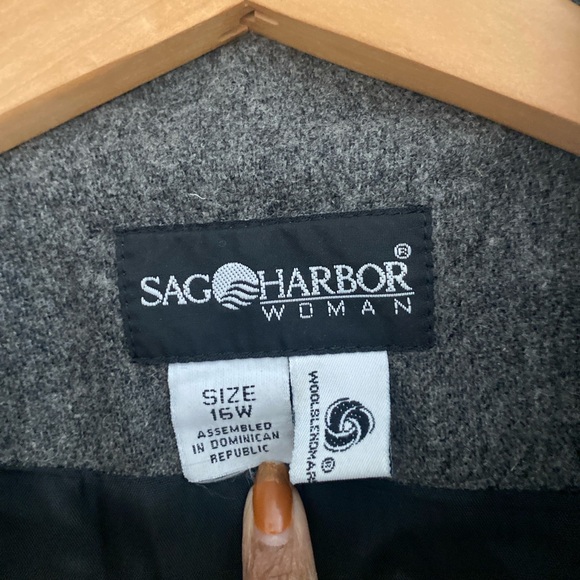 Safe Harbor Women’s gray wool 2piece suit with polyester liner. Blazer and skirt - Picture 3 of 7